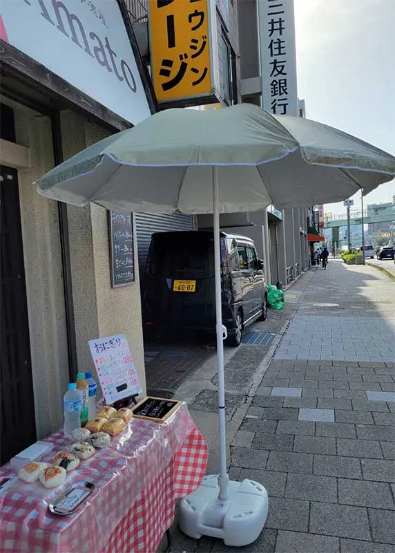 Amatoさん前でおにぎり販売中